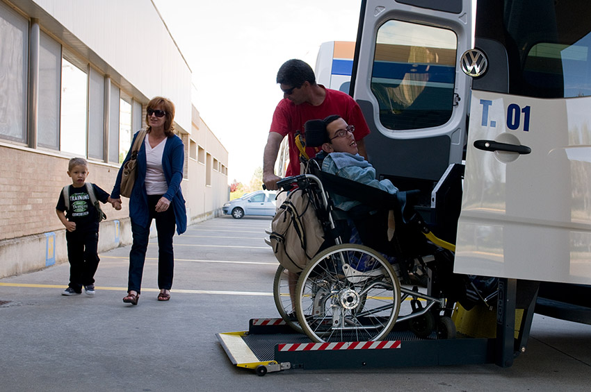 Usuaro de ASPACE HUESCA llegando al centro