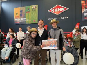 KUHN Ibérica sella su patrocinio de la mini-Marcha ASPACE HUESCA recibiendo la visita de las personas usuarias de la Entidad en sus instalaciones