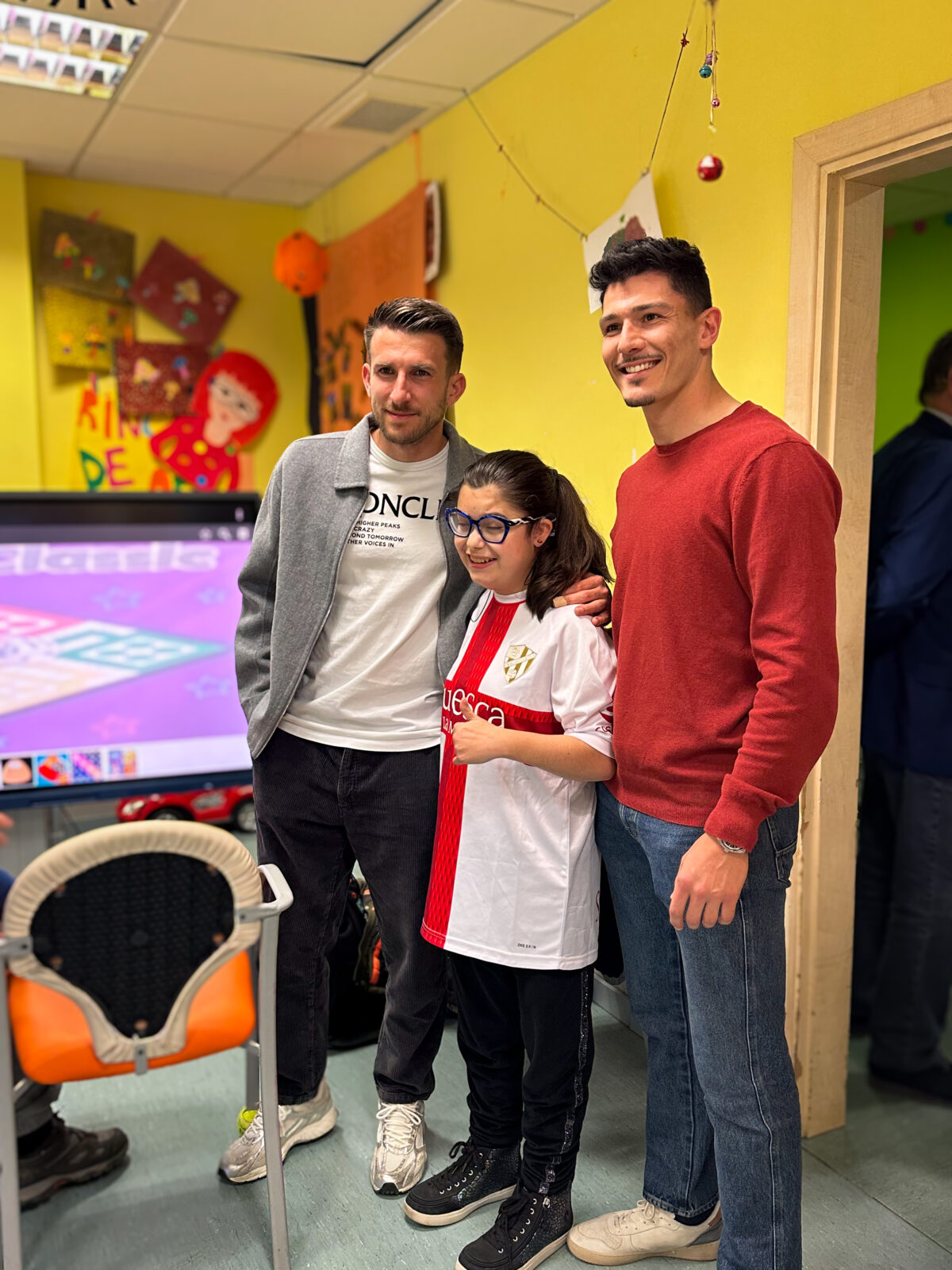 La SD Huesca visita ASPACE HUESCA para reafirmar el apoyo del club a la labor de la asociación