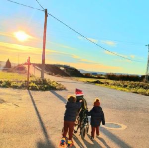 Grupo de niños en el camino de acceso a Huerrios